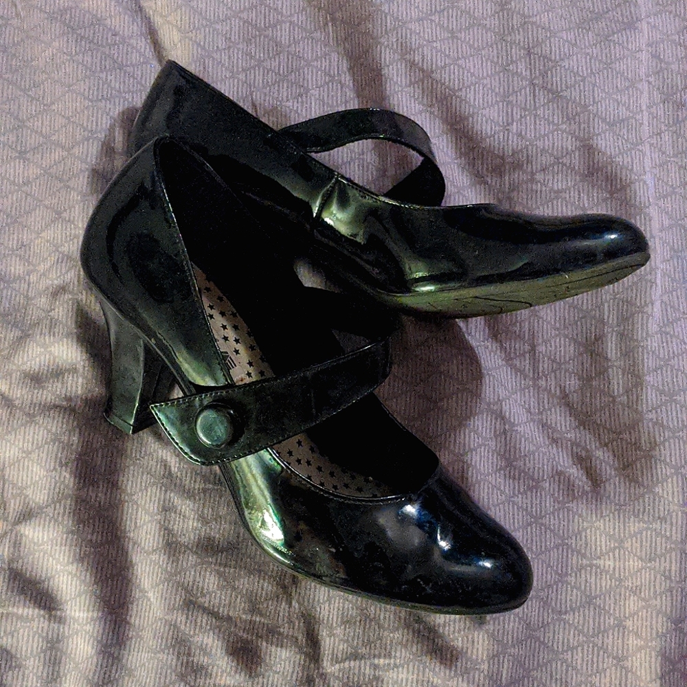 American Eagle Black Patent Leather Pumps